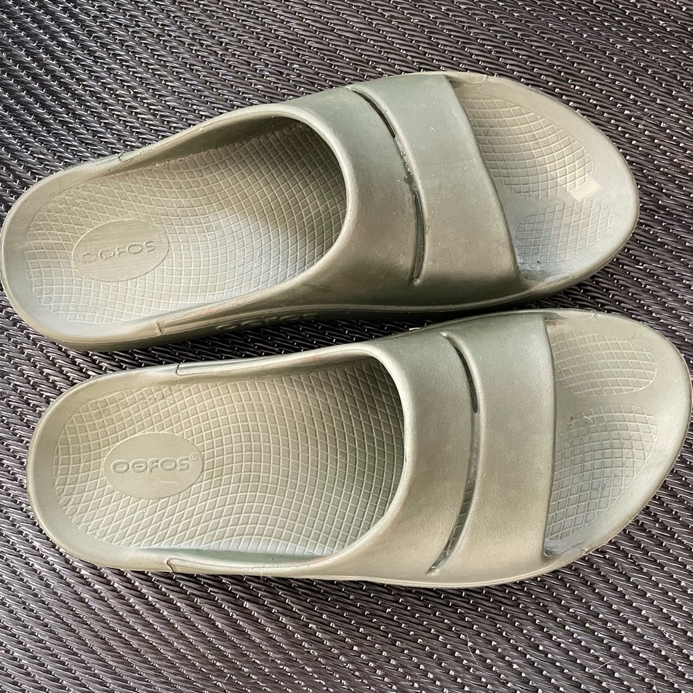 OOFOS sandals unisex M11 W13